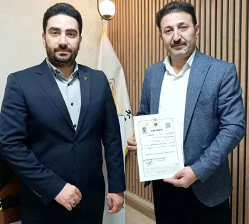 اعطای گواهینامه فنی و حرفه ای دوره فروشندگی طلا به آقای علی رنجبر